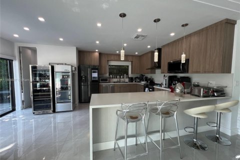 House in North Miami, Florida 4 bedrooms, 204.11 sq.m. № 1892987 - photo 12