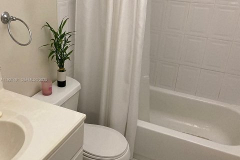 Condo in Miami, Florida, 2 bedrooms  № 1983536 - photo 7
