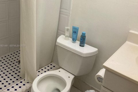 Condo in Miami, Florida, 2 bedrooms  № 1983536 - photo 11
