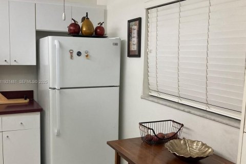 Condo in Miami, Florida, 2 bedrooms  № 1983536 - photo 5