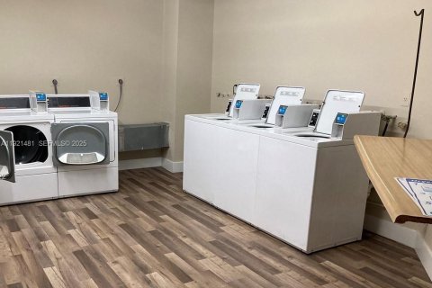 Condo in Miami, Florida, 2 bedrooms  № 1983536 - photo 9