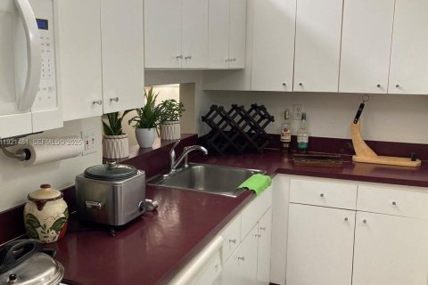 Condo in Miami, Florida, 2 bedrooms  № 1983536 - photo 4