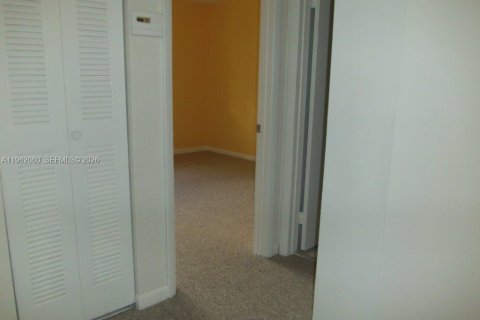 Copropriété à louer à Pembroke Pines, Floride: 2 chambres, 92.9 m2 № 2024803 - photo 12