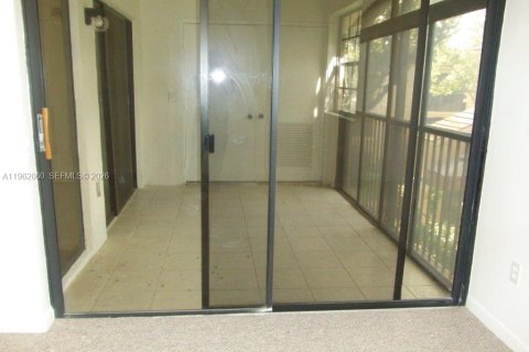 Copropriété à louer à Pembroke Pines, Floride: 2 chambres, 92.9 m2 № 2024803 - photo 7