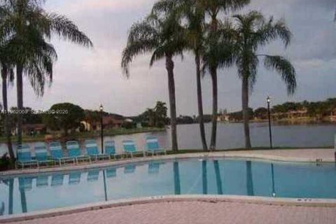 Copropriété à louer à Pembroke Pines, Floride: 2 chambres, 92.9 m2 № 2024803 - photo 4