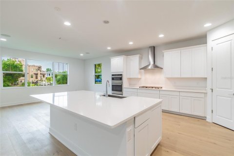 House in Tampa, Florida 5 bedrooms, 351.54 sq.m. № 1732920 - photo 4