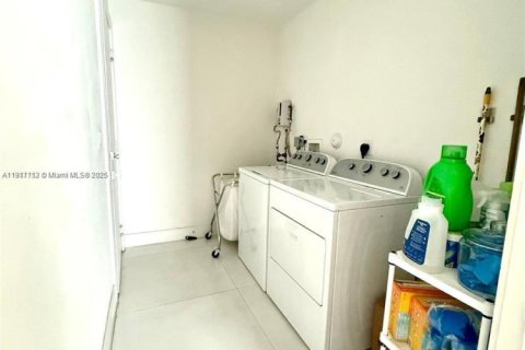 Adosado en venta en Doral, Florida, 4 dormitorios, 216.93 m2 № 1973541 - foto 13