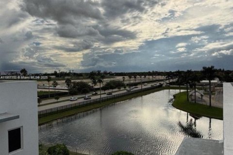 Adosado en venta en Doral, Florida, 4 dormitorios, 216.93 m2 № 1973541 - foto 17