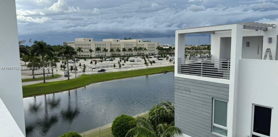 Adosado en Doral, Florida 4 dormitorios, 216.93 m2 № 1973541