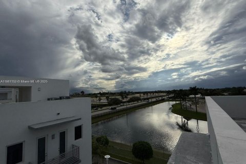 Adosado en venta en Doral, Florida, 4 dormitorios, 216.93 m2 № 1973541 - foto 2