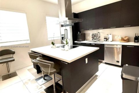 Adosado en venta en Doral, Florida, 4 dormitorios, 216.93 m2 № 1973541 - foto 9