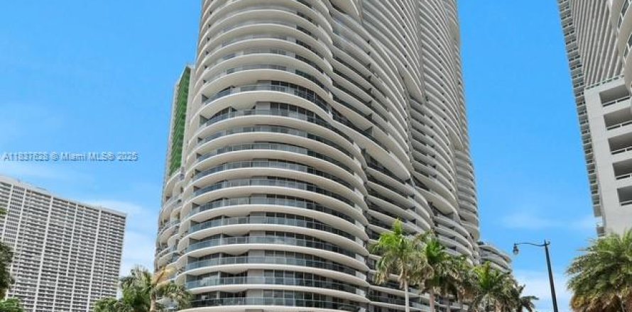 Condominio en Miami, Florida, 3 dormitorios  № 2034650