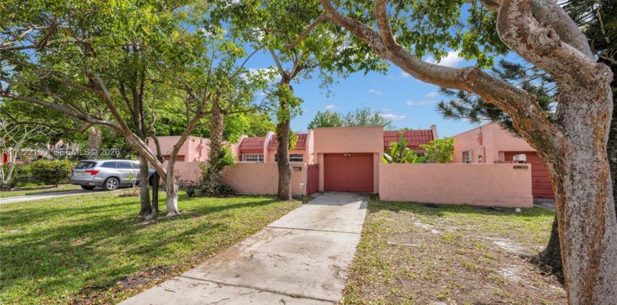 Кондоминиум с 2 спальнями в Лодерхилл, Флорида № 2062828