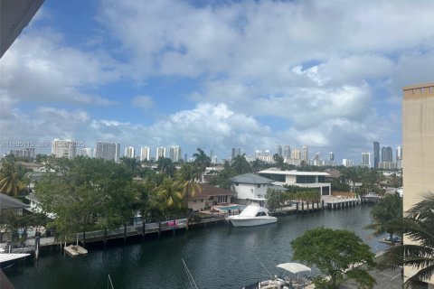 Condominio en venta en North Miami Beach, Florida, 2 dormitorios, 100.89 m2 № 1993280 - foto 1