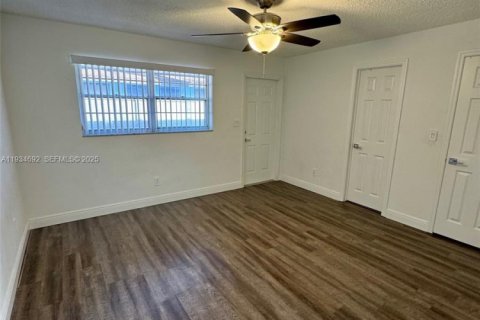 Casa en alquiler en Hallandale Beach, Florida, 2 dormitorios, 173.63 m2 № 1992917 - foto 6