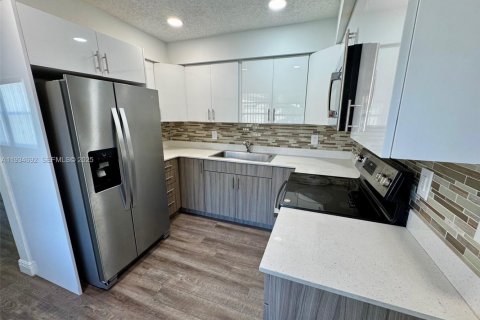 Casa en alquiler en Hallandale Beach, Florida, 2 dormitorios, 173.63 m2 № 1992917 - foto 4