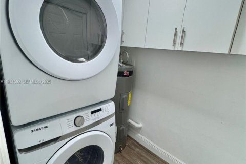 Casa en alquiler en Hallandale Beach, Florida, 2 dormitorios, 173.63 m2 № 1992917 - foto 9