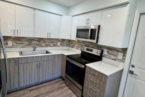 Casa en alquiler en Hallandale Beach, Florida, 2 dormitorios, 173.63 m2 № 1992917 - foto 1