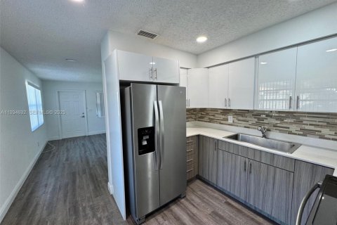 Casa en alquiler en Hallandale Beach, Florida, 2 dormitorios, 173.63 m2 № 1992917 - foto 2