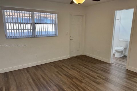 Casa en alquiler en Hallandale Beach, Florida, 2 dormitorios, 173.63 m2 № 1992917 - foto 8