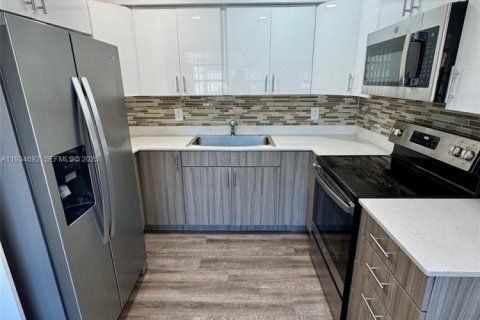 Casa en alquiler en Hallandale Beach, Florida, 2 dormitorios, 173.63 m2 № 1992917 - foto 3