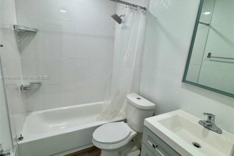 Casa en alquiler en Hallandale Beach, Florida, 2 dormitorios, 173.63 m2 № 1992917 - foto 13