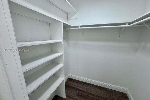 Casa en alquiler en Hallandale Beach, Florida, 2 dormitorios, 173.63 m2 № 1992917 - foto 11