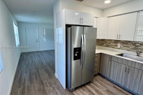 Casa en alquiler en Hallandale Beach, Florida, 2 dormitorios, 173.63 m2 № 1992917 - foto 5