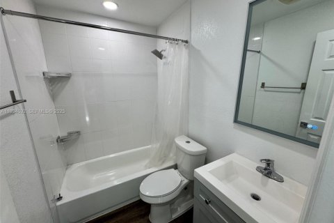 Casa en alquiler en Hallandale Beach, Florida, 2 dormitorios, 173.63 m2 № 1992917 - foto 10