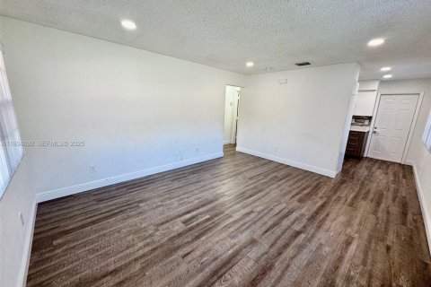 Casa en alquiler en Hallandale Beach, Florida, 2 dormitorios, 173.63 m2 № 1992917 - foto 7