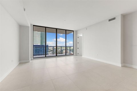 Condo in Saint Petersburg, Florida, 2 bedrooms № 2166508 - photo 12