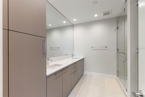 Condo in Saint Petersburg, Florida, 2 bedrooms № 2166508 - photo 13