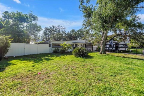 House in Tampa, Florida 3 bedrooms, 128.76 sq.m. № 1802292 - photo 2