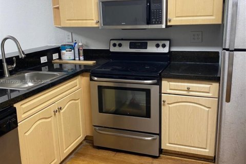 Condo in Sunrise, Florida, 2 bedrooms  № 2043296 - photo 4