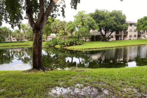 Condo in Sunrise, Florida, 2 bedrooms  № 2043296 - photo 12