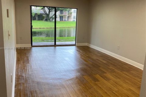 Condo in Sunrise, Florida, 2 bedrooms  № 2043296 - photo 2