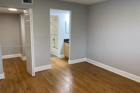 Condo in Sunrise, Florida, 2 bedrooms  № 2043296 - photo 9