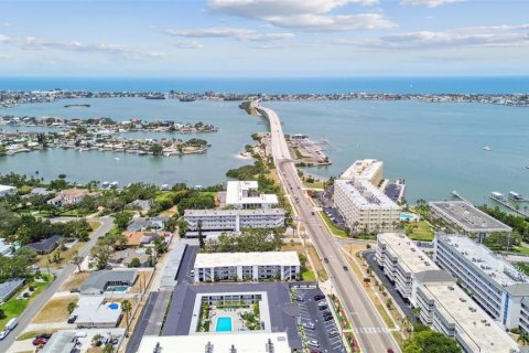 Apartamento en alquiler en Belleair Bluffs, Florida, 2 dormitorios, 102.19 m2 № 1679347 - foto 3