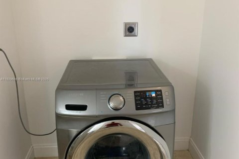 Condo in Miami, Florida, 1 bedroom  № 1807122 - photo 12
