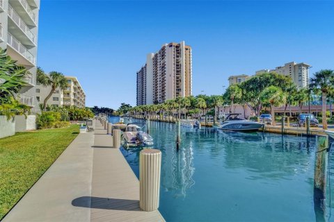 Condo in Miami, Florida, 1 bedroom  № 1807122 - photo 22