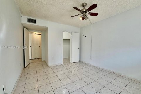 Condominio en alquiler en Miami, Florida, 1 dormitorio, 61.32 m2 № 2024579 - foto 4