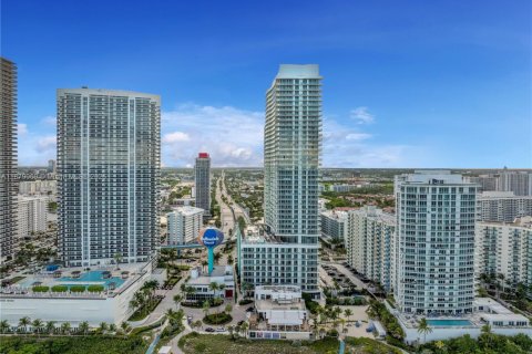 Condominio en venta en Hollywood, Florida, 2 dormitorios, 100.98 m2 № 1927824 - foto 1