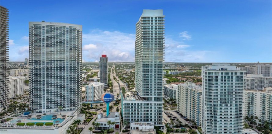 Condominio en Hollywood, Florida, 2 dormitorios № 1927824