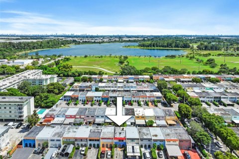 Adosado en venta en Hialeah, Florida, 2 dormitorios, 134.89 m2 № 1945387 - foto 3