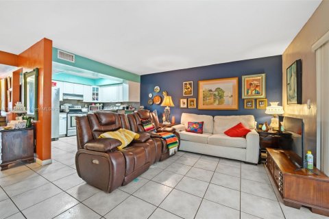 Adosado en venta en Hialeah, Florida, 2 dormitorios, 134.89 m2 № 1945387 - foto 12