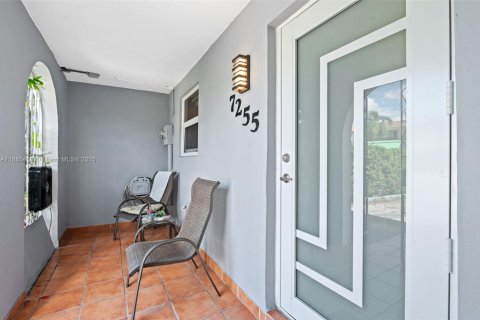 Adosado en venta en Hialeah, Florida, 2 dormitorios, 134.89 m2 № 1945387 - foto 5