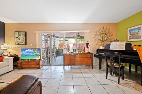 Adosado en venta en Hialeah, Florida, 2 dormitorios, 134.89 m2 № 1945387 - foto 10