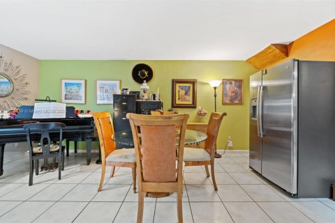 Adosado en venta en Hialeah, Florida, 2 dormitorios, 134.89 m2 № 1945387 - foto 8