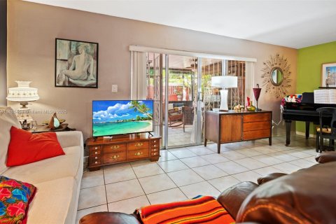 Adosado en venta en Hialeah, Florida, 2 dormitorios, 134.89 m2 № 1945387 - foto 11