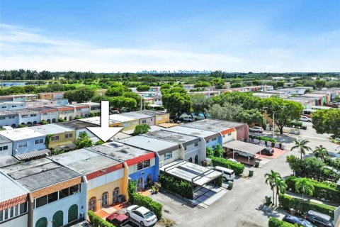 Adosado en venta en Hialeah, Florida, 2 dormitorios, 134.89 m2 № 1945387 - foto 4
